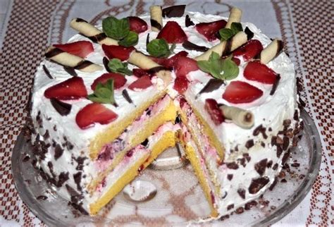 Ilustrácia torty s jahodami a čučoriedkami