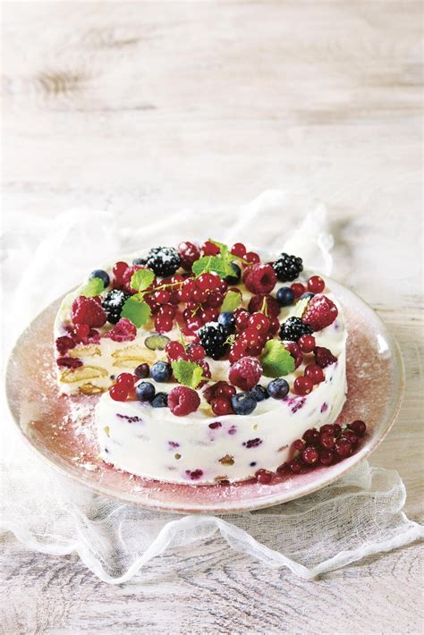 Nepečená ovocná torta s piškótami a krémom