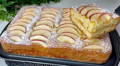 Detail jablkového koláča s marhuľovým džemom