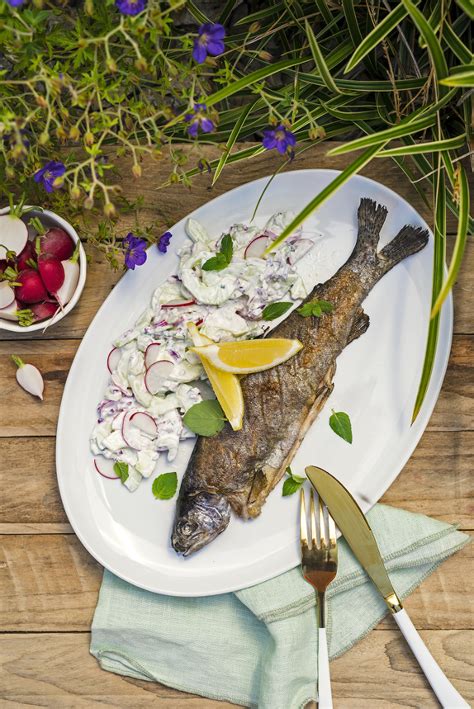 Pstruh s čerstvým šalátom