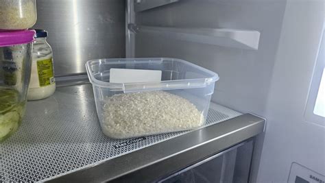 Nádoba s domácim ovseným mliekom v chladničke