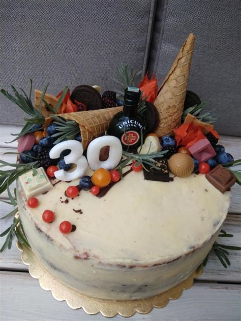 Ilustrácia slanej torty pre muža