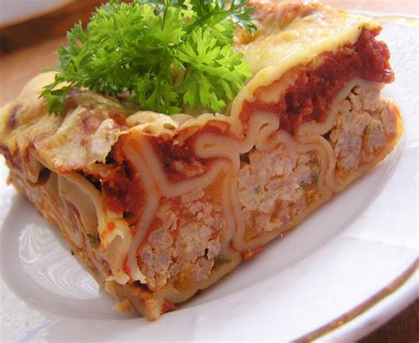 Ilustrácia hotových Cannelloni plnených mäsom v paradajkovej omáčke