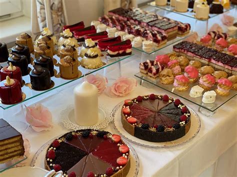 Ukážka rôznych aranžmánov svadobných zákuskov