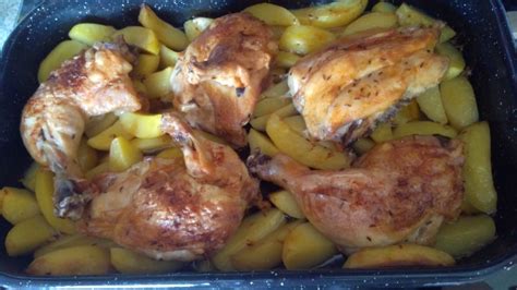 Pečené kurča so zemiakmi a šalviovou omáčkou