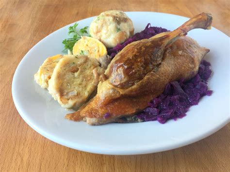 Servírovaná dusená kačica s knedľou a kapustou