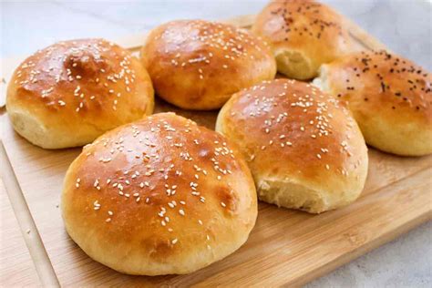 Domáce hamburgerové žemle posypané sezamom