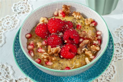 Kukuričná kaša s ovocím a orieškami