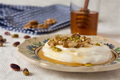 Grécky jogurt s medom a orechmi