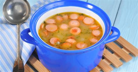 Fotografia hotovej jarné polievky z čínskej kapusty s párkami