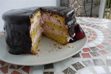 Jahodová torta s dokonale lesklou zrkadlovou polevou