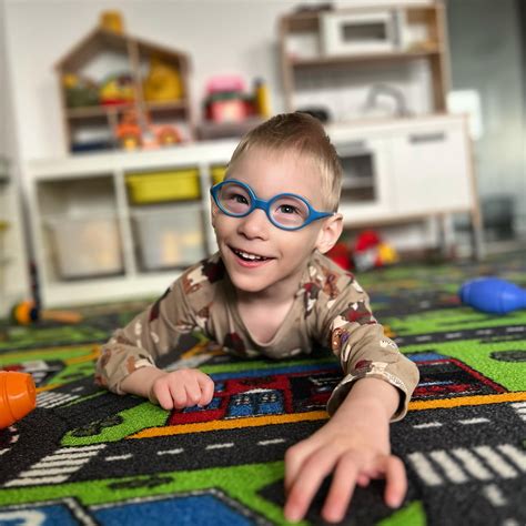 Ilustrácia detí, ktoré sa učia pozdraviť