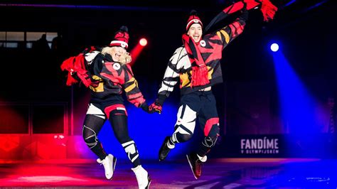 Deti v slávnostnom oblečení na spoločenskej udalosti