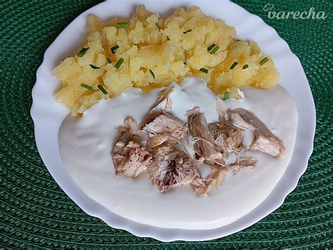 Servírovaná hubová omáčka s mäsom a zemiakmi