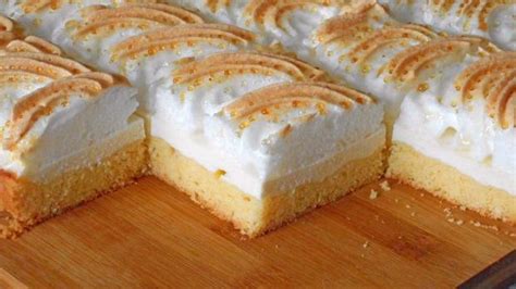 Tvarohový koláč s pudingom a snehom