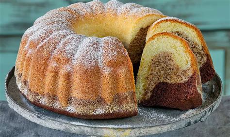 servírovaná bábovka s práškovým cukrom