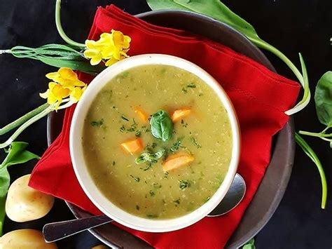 Čerstvý kôpor a cesnak na dochutenie polievky