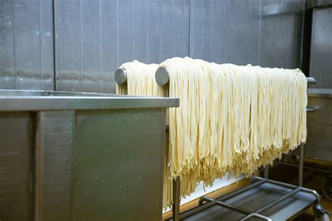 Ilustrácia procesu ťahania syrových nití