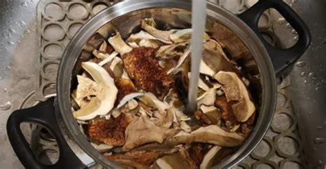 Ilustrácia namáčania sušených húb v miske