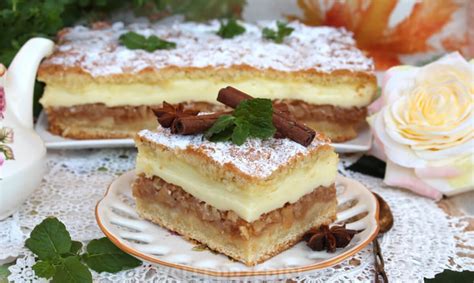 Koláž rôznych druhov kysnutých koláčov s pudingom