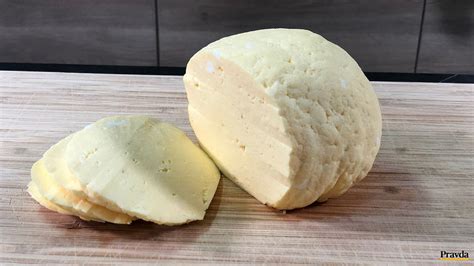 Syrová hrudka pripravená na kysnutie