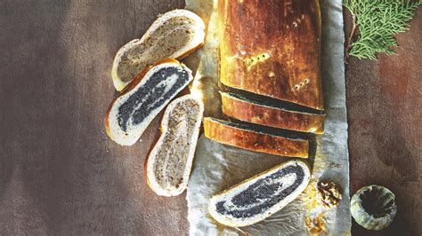 Rozkrojený bratislavský rožok s makovou a orechovou plnkou