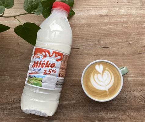 Čerstvé vajcia a mlieko na prípravu krémov