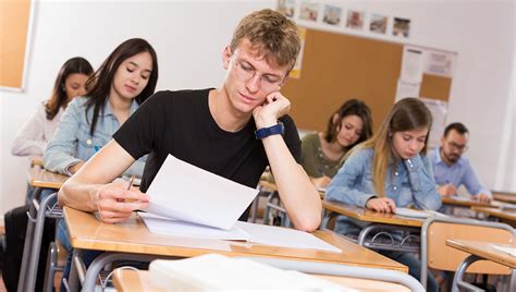 študenti píšu testy