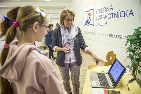 študenti na dni otvorených dverí