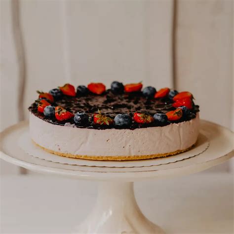 cheesecake ozdobený čerstvým ovocím