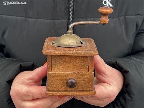 Starožitný drevený mlynček na korenie