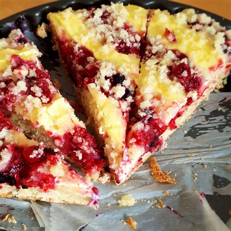 Tvarohovo-ríbezľový koláč nakrájaný na kúsky