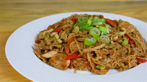 Servírovaný tanier s ryžovými rezancami, zeleninou a mozzarellou