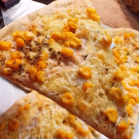 Fotografia hotovej pizze so smotanovým základom a rôznymi oblohami