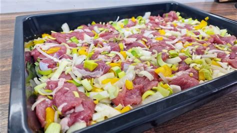 Ingrediencie na bravčové mäso so zeleninou a syrom na plechu