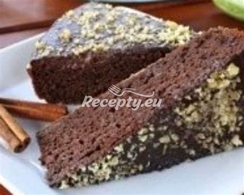 Hotový bezlepkový cuketový koláč pripravený na servírovanie