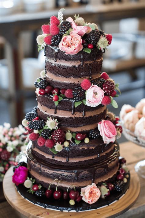 Naked cake s ovocím a kvetmi
