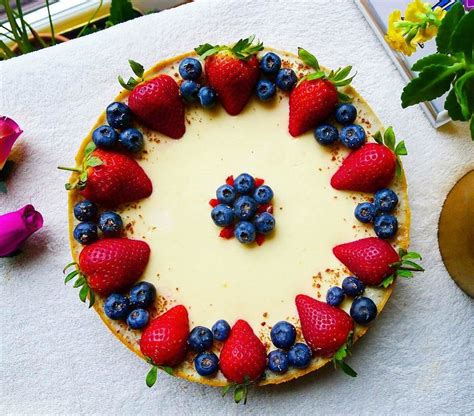 Cheesecake ozdobený ovocím