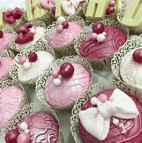 Svadobné cupcakes naaranžované na svadobnom stole