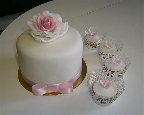 Detailne zdobené svadobné cupcakes s jedlými kvietkami a zlatými prvkami