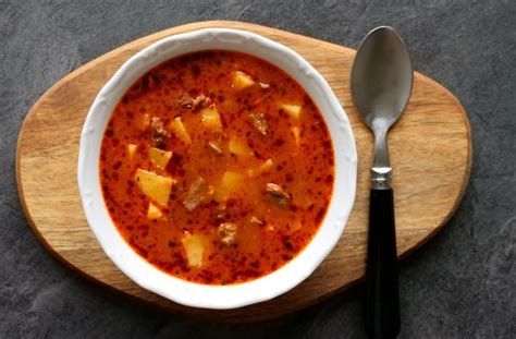 Hotová gulášová polievka