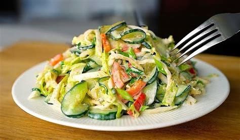 Ilustrácia rôznych druhov šalátov s čínskou kapustou