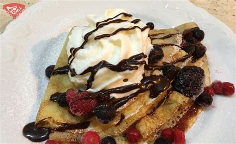 rozmanitosť palaciniek s čokoládou a šľahačkou