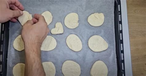 Vykrojené pagáčiky pripravené na plech