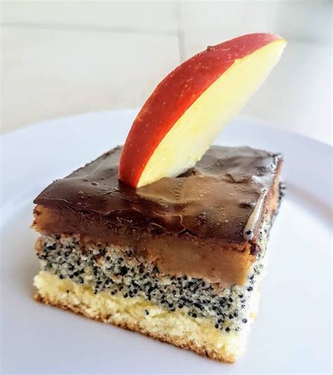 Hotový bezlepkový makový koláč s jablkami