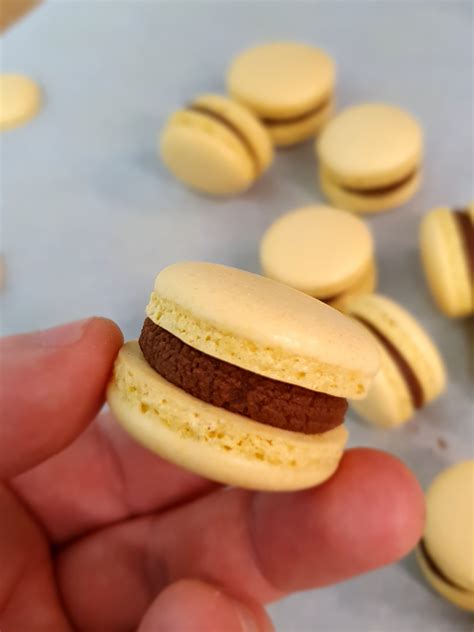 Farebné cesto na makrónky pred pečením