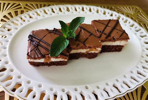 Detailná fotografia hotového pudingového koláča s tvarohovou plnkou