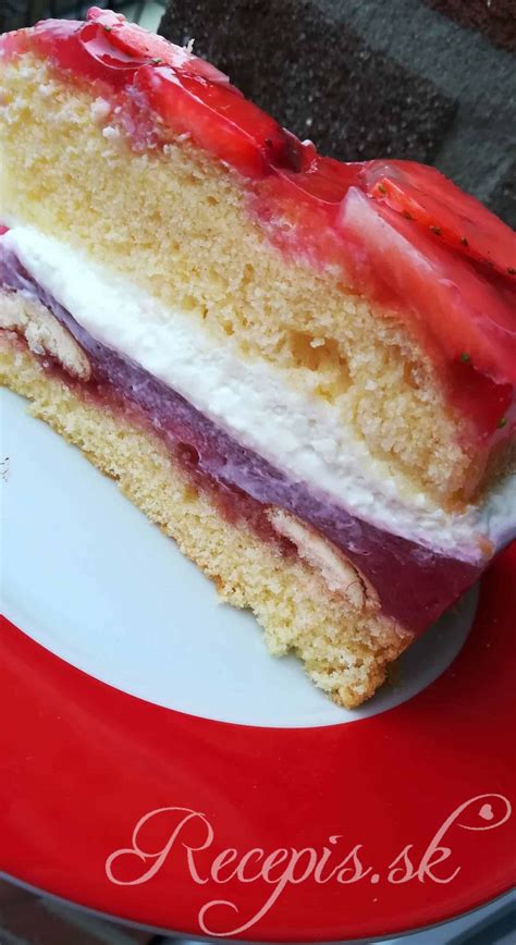 piškótové srdce s tvarohovou plnkou a jahodami