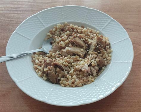 Servírovaný tanier s bravčovými plátkami, tarhoňou a brokolicou