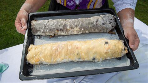 Formovanie a potieranie štrúdle pred pečením